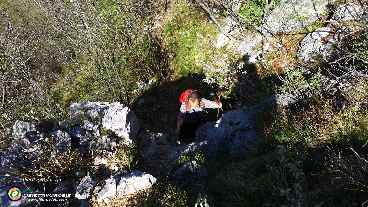 32 si supera un roccione con l'ausilio di una catena....JPG